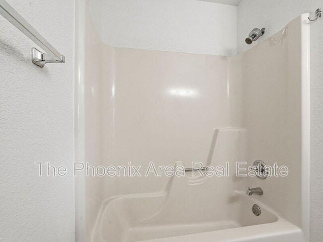 Building Photo - 2232 W Lindner Ave