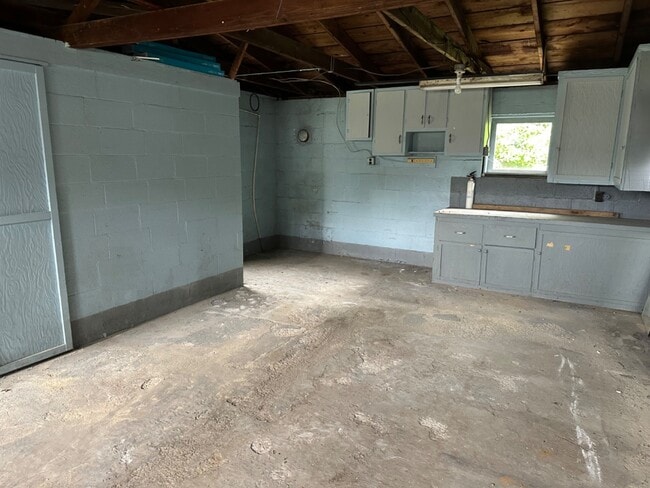 Building Photo - 881 Moyer Ave