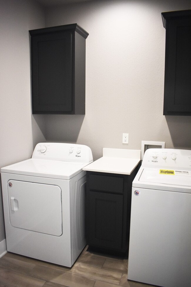 Building Photo - Luxurious 4 Bedroom 2.5 Bathroom in the Heart of Fayetteville, Arkansas!!