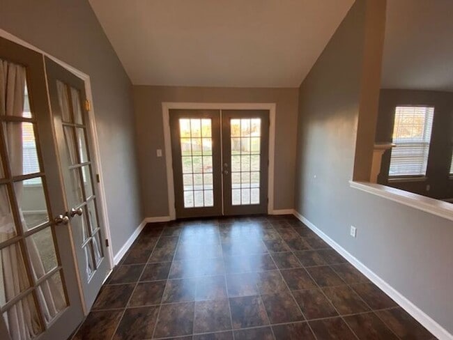 Building Photo - Fenced Yard!