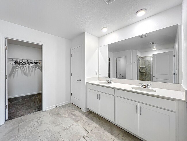 Building Photo - 4/2 Groveland Home with Solar Panels