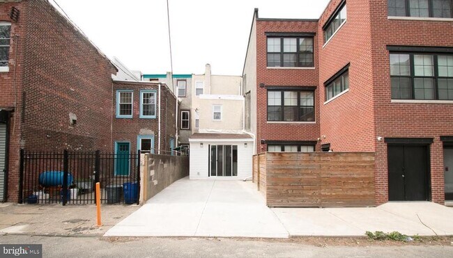 Building Photo - 2467 Amber St