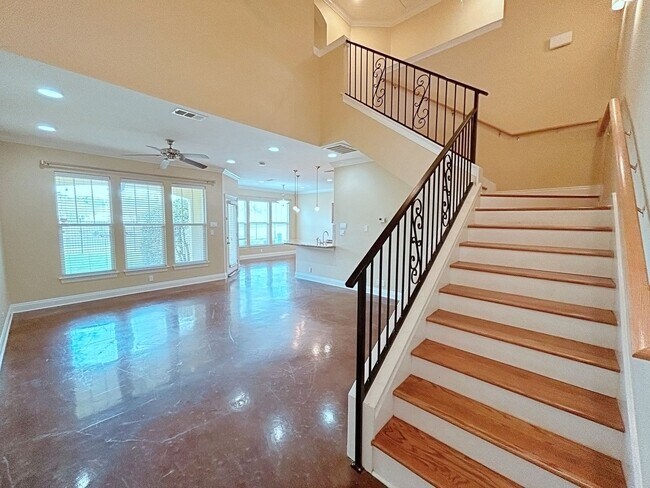Building Photo - 3 Bedroom Townhouse in Gated Community off...