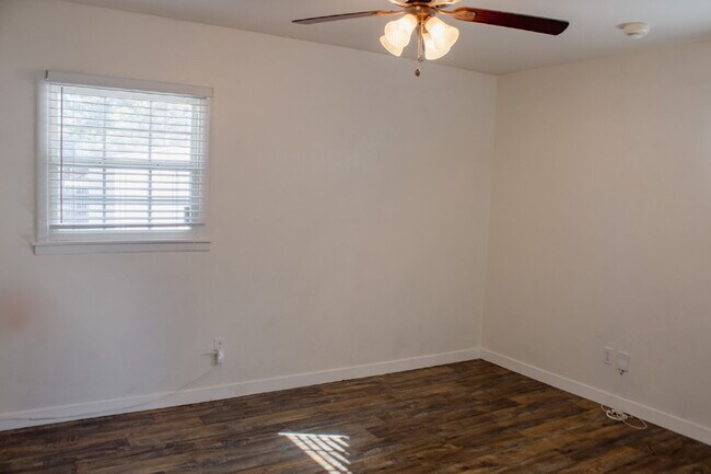 Building Photo - 3 bedroom 2 Bathroom.