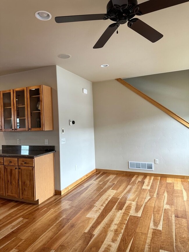 Building Photo - Large Beautiful Condo with Many Upgrades!!