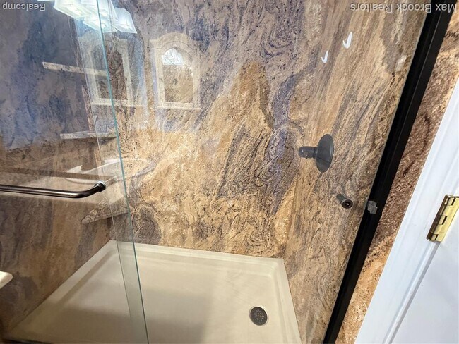 Building Photo - 6109 Orchard Lake Rd