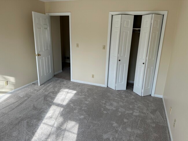 Building Photo - 165 Landings Dr