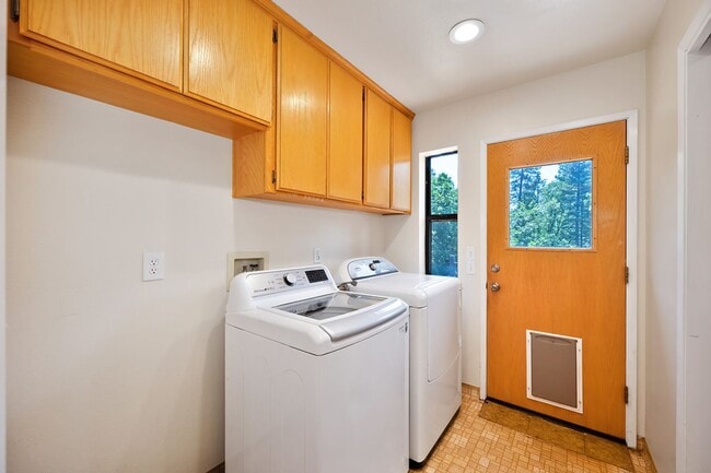 Building Photo - 3-Bedroom Home on a Foresthill Cul-de-Sac