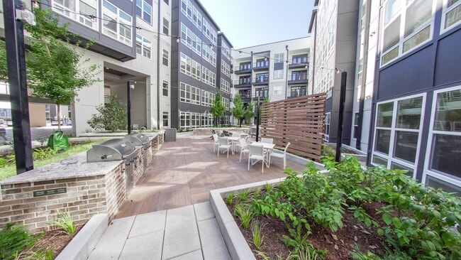 Building Photo - 500 W Trade St