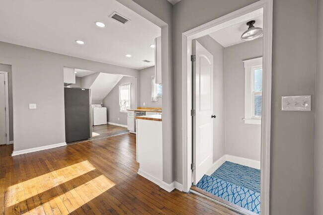 Building Photo - Renovated 3 Bed • 1.5 Bath Upstairs Unit -...