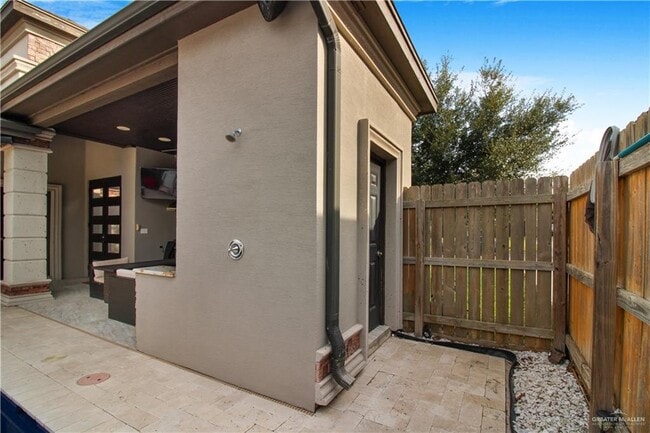 Building Photo - 30 Queens Ave