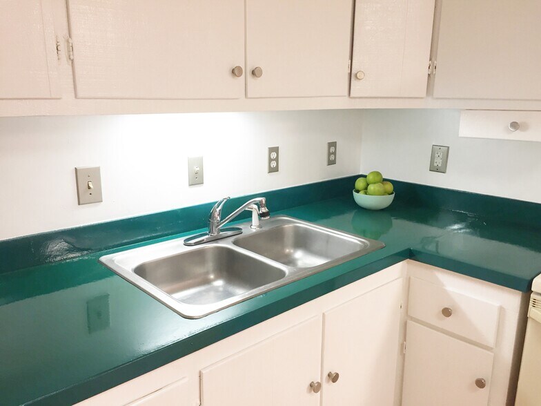 Kitchen - 2323 Crestmont Ave