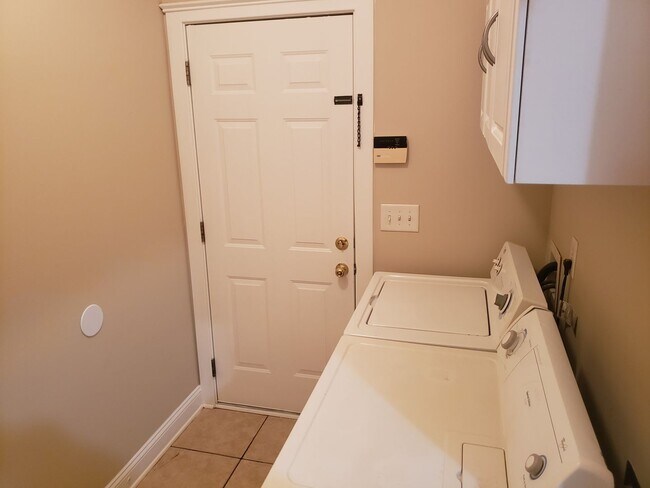 Building Photo - Charming 3 bed 2.5 bath Home in Huntersville!