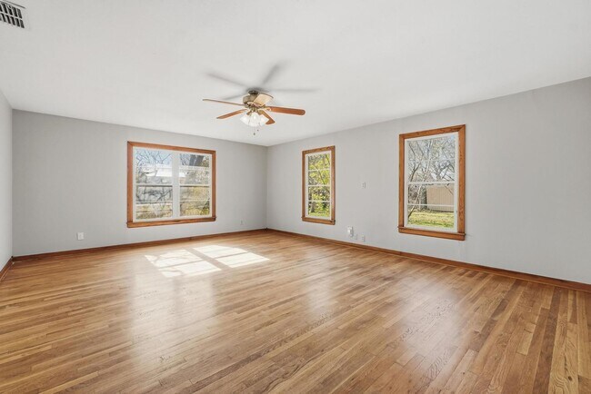 Building Photo - 134 Meander St