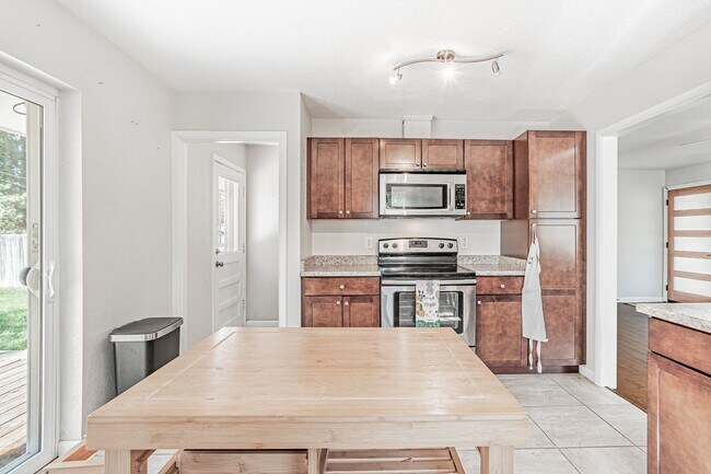 Building Photo - Exceptional 4-Bed, 2-Bath Home in Englewoo...