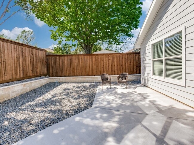 Building Photo - 1305 Greenbriar Ln