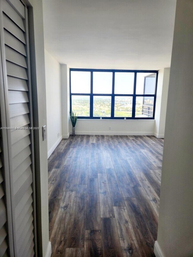 Building Photo - 2500 Parkview Dr