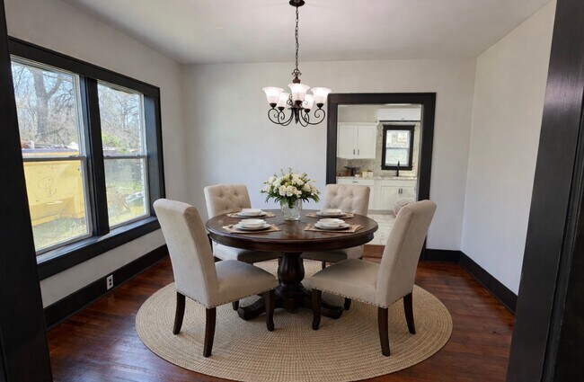 Building Photo - 807 Cuyahoga St