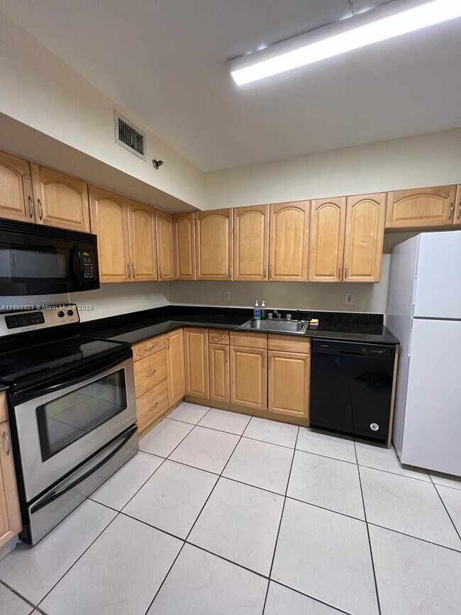 Building Photo - 901 Hillcrest Dr