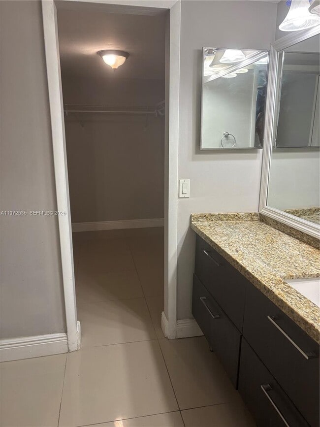 Building Photo - 400 Commodore Dr