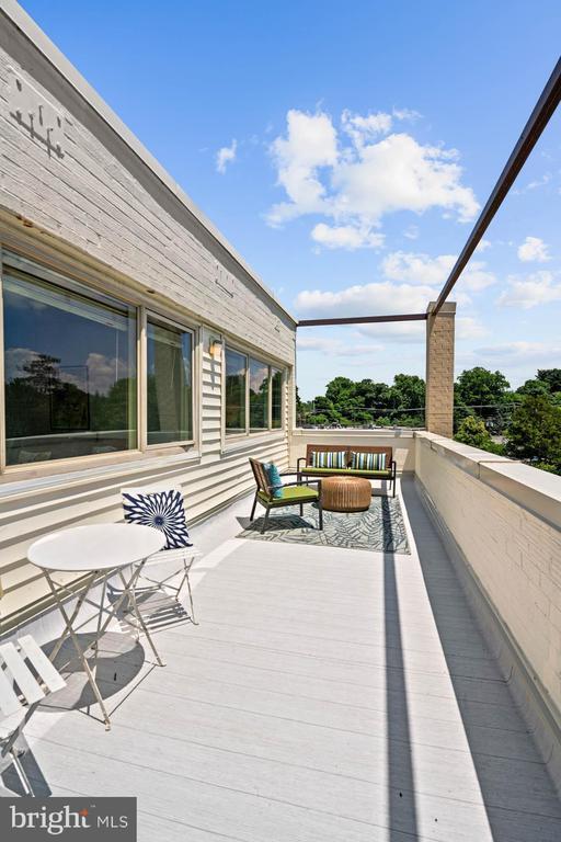 Building Photo - 4720 Chevy Chase Dr