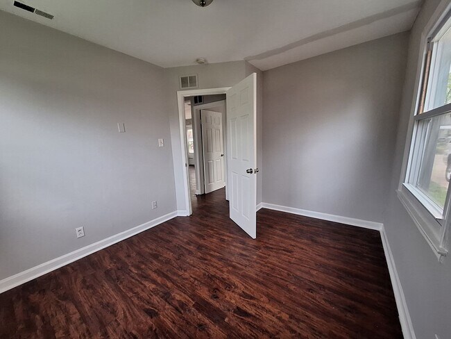 Building Photo - Ready to be your next home!  Three bedroom ranch is beautiful Roseville