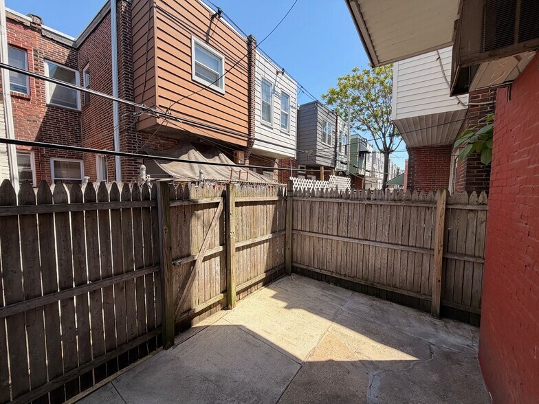 Building Photo - 2045 Snyder Ave