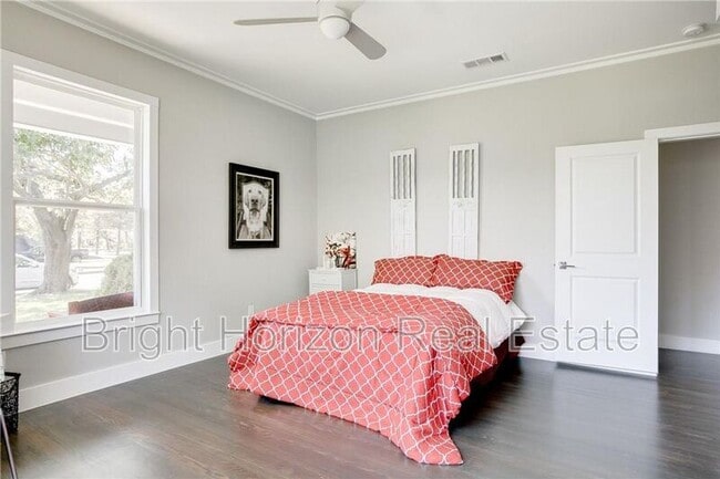 Building Photo - 1821 W 10th St