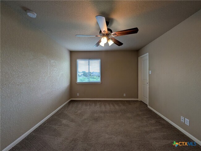Building Photo - 212 Oak Creek Way