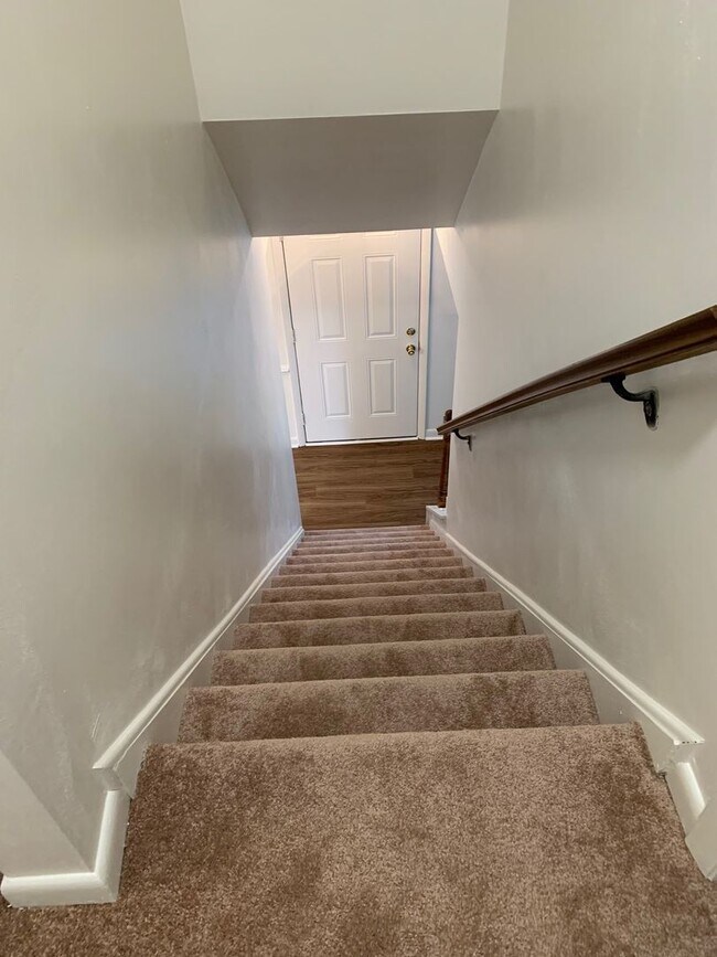 Building Photo - 2 Bedroom 1.5 Bath Townhouse