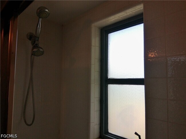 Building Photo - 893 Iris Dr