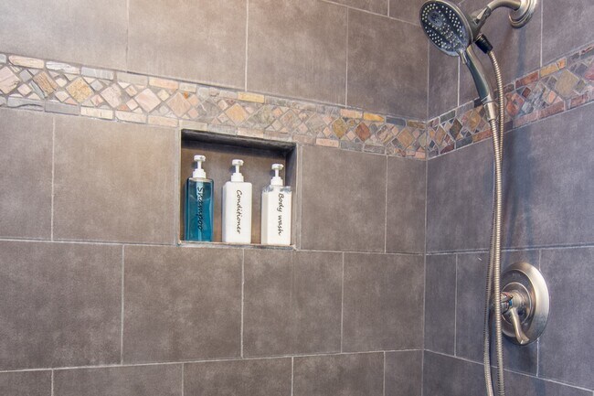 Building Photo - 150 Edgewater Way