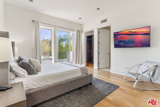 Building Photo - 833 N Orange Grove Ave