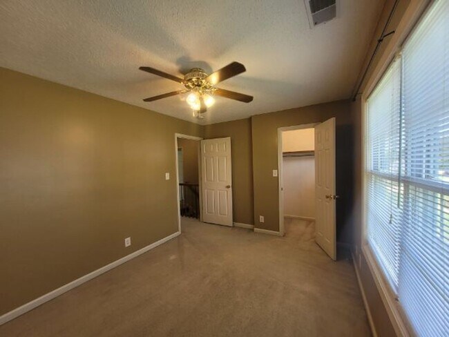Building Photo - Charming 3-Bedroom Home with Spacious Livi...