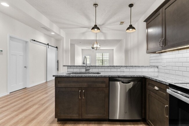 Building Photo - NEW LUXURY 2 BED 2 BATH 1 CAR GARAGE DUPLEX