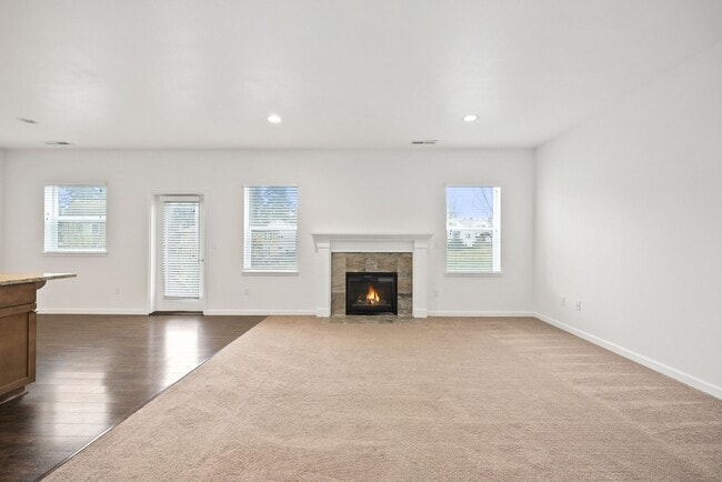 Building Photo - Spacious 4-Bed Puyallup Home For Rent | 3-Car Garage & Quick Commute to JBLM!