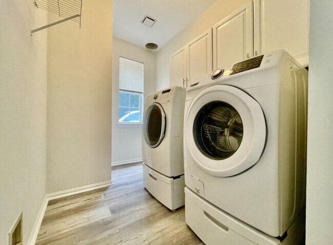 Building Photo - 2 Twin Feather Pl