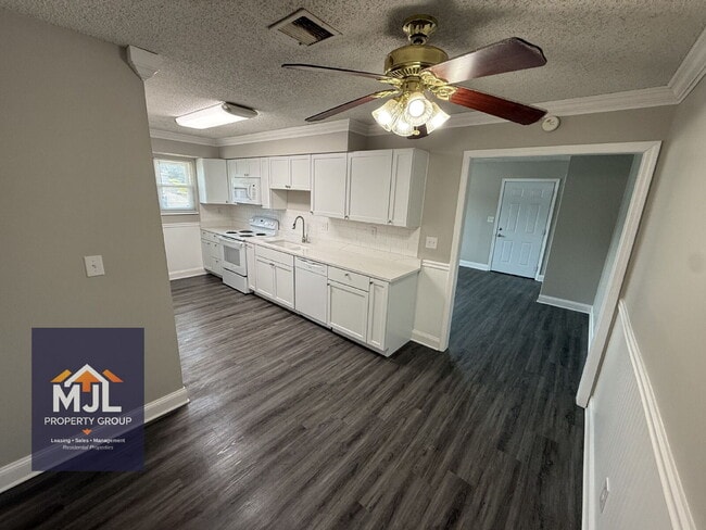 Building Photo - Renovated 2 Bedroom/ 1 Bath Apartment with Garage *READY NOW*