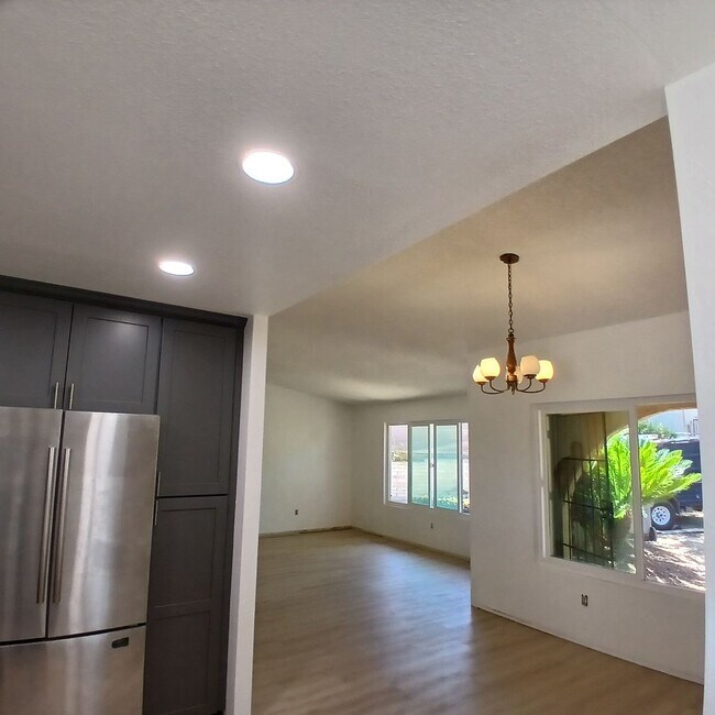 Building Photo - Spring Valley View Home