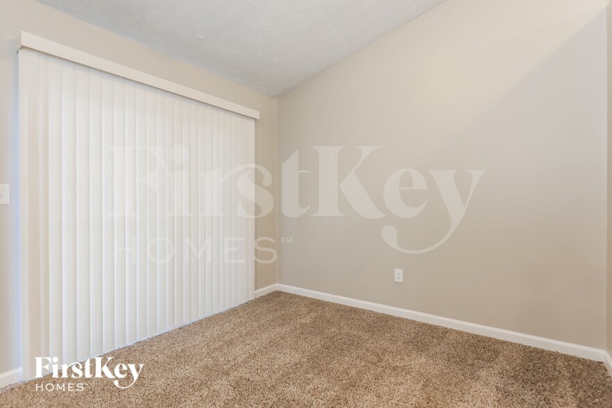 Building Photo - 206 Red Oak Dr