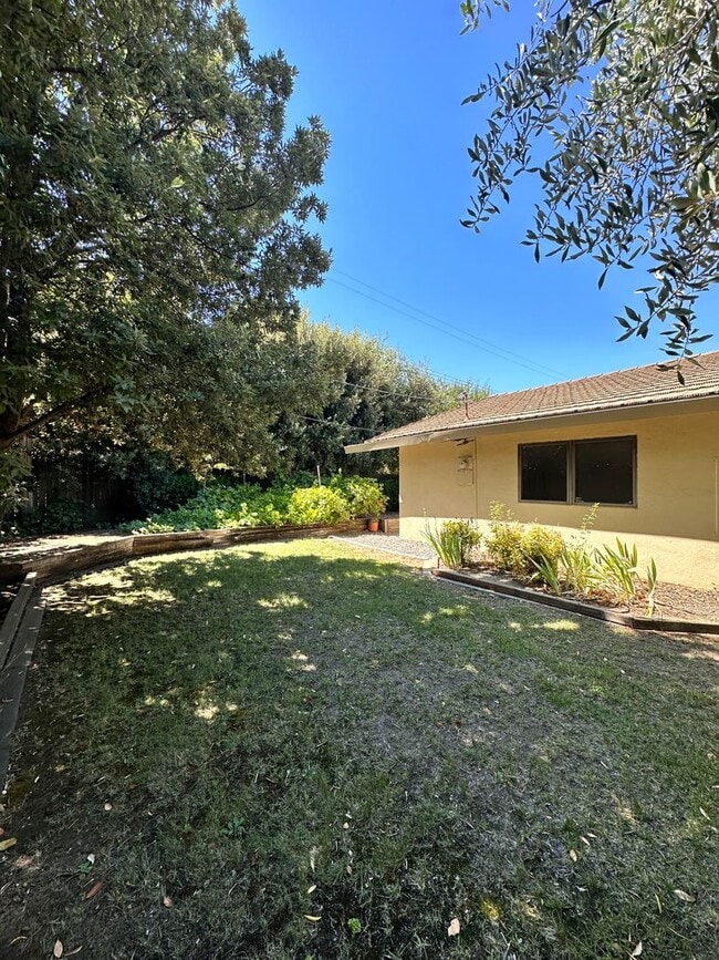 Building Photo - Three bedroom home