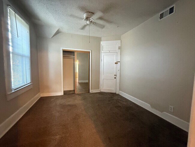 Building Photo - 1419 Lipan St