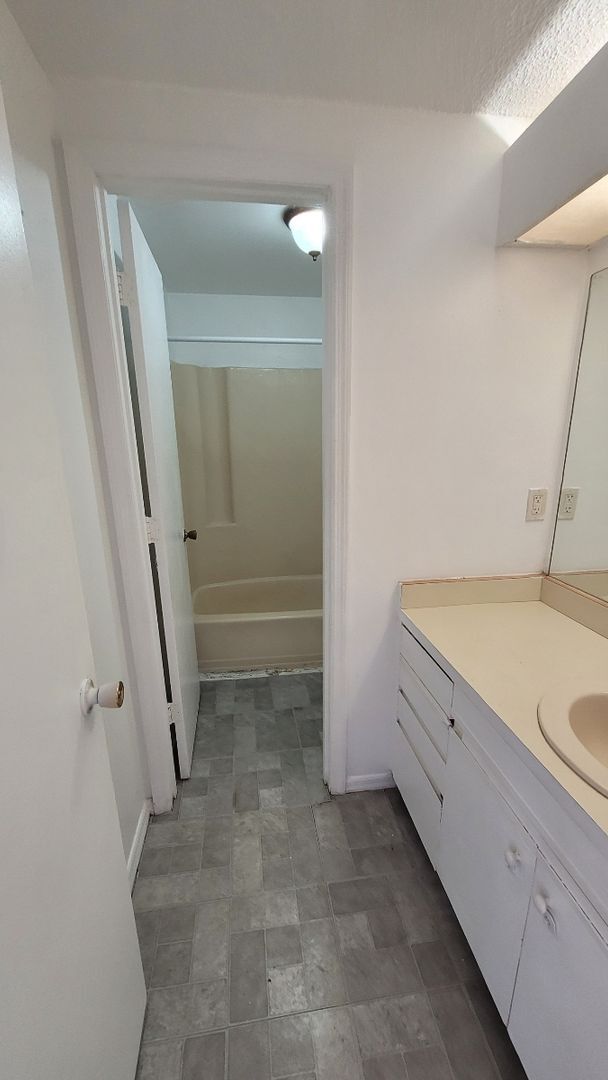 Building Photo - 3 Bedroom, 1.5 Bath - Two-Story Home/Duplex