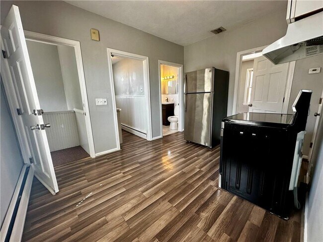 Building Photo - 834 Central Ave