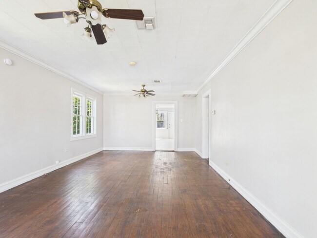 Building Photo - 3 Bedroom, 1 Bathroom NOW Available!
