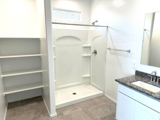 Building Photo - Gorgeous NEWER 4 bedroom 2 bath home in Carlton