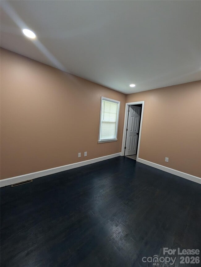 Building Photo - 2800 Dalecrest Dr