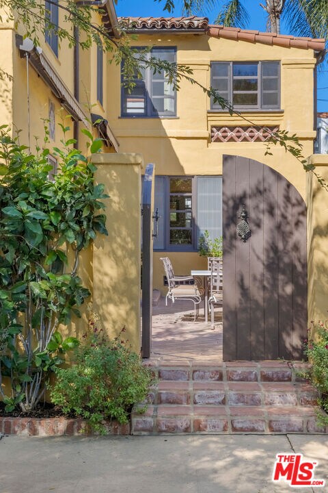 Building Photo - 500 N Las Palmas Ave