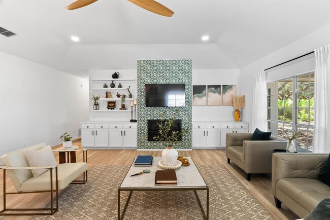 Building Photo - 113 Royal Oaks Dr