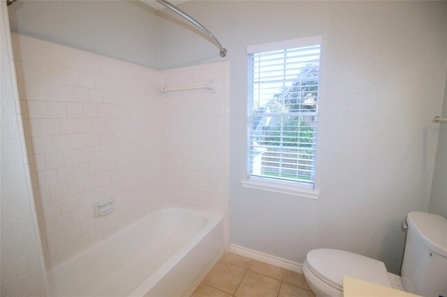 Building Photo - 3323 Hidden Creek Dr